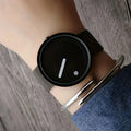 Reloj minimalista de diseño puntos, estética premium